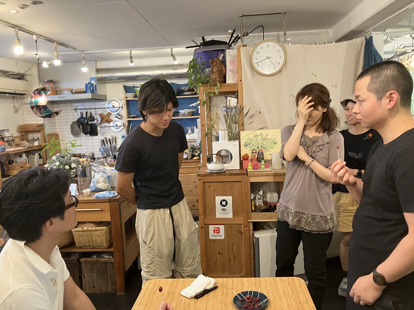 我楽田工房で立ち話をする人たち